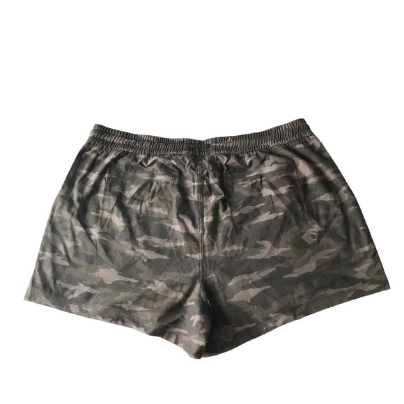 Athleta NWT Women’s FARALLON Green Camo Active Shorts Size 22 - Picture 8 of 13